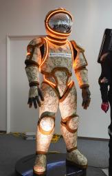 　京都の伝統産業、西陣織を活用した宇宙服＝京都市左京区