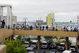 　北海道釧路市の津波一時避難場所に避難した人たち＝７月３０日