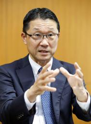 　インタビューに答える金融庁の伊藤豊長官