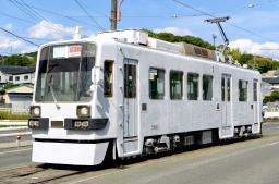 　無装飾の路面電車の車両「７８２号―ＧＲＡＹ―」