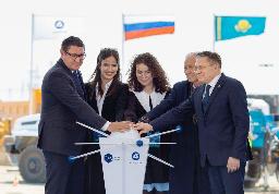 　８日、カザフスタン南部アルマトイ州で原発着工式に参加したロスアトムのリハチョフ総裁（右端）、カザフ原子力庁のサトカリエフ長官（左端）ら（ロスアトムのテレグラムから・共同）