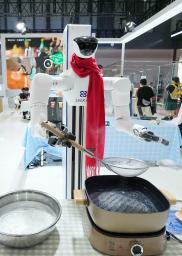 　麺をゆでる人型ロボット＝８日、北京（共同）