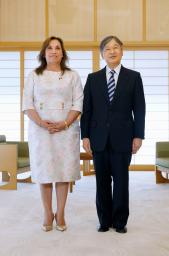 　ペルーのボルアルテ大統領との会見に臨まれる天皇陛下＝８日午後、皇居・御所