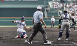 　横浜―敦賀気比　１回裏横浜無死二、三塁、阿部葉の一ゴロで先制の生還をする三走奥村凌。捕手小林＝甲子園