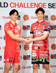 　記者会見で写真に納まるバレーボールのペルージャ・石川祐希（右）とサントリー・高橋藍＝８日、東京都内