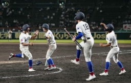 　高知中央―綾羽　タイブレークの１０回表、北川の三塁打で生還し喜ぶ綾羽の一走浜野（左端）ら。右端は二走田代＝甲子園