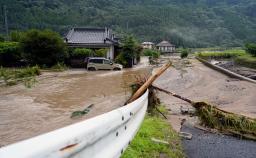 　木や土砂が流れ込んだ鹿児島県霧島市の住宅地＝９日午前