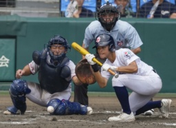 　明秀学園日立―聖隷クリストファー　８回表聖隷クリストファー１死一、三塁、谷口が一前にスクイズを決める。捕手野上＝甲子園