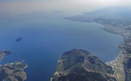 　滋賀県の琵琶湖北部。手前右は高島市マキノ町の市街地＝２０２０年