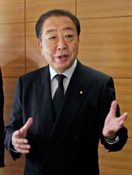 　記者団の取材に応じる立憲民主党の野田代表＝９日午前、長崎市