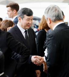 　平和祈念式典に参列した台北駐日経済文化代表処の李逸洋代表（左）＝９日午前、長崎市の平和公園