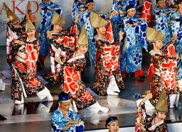 　「よさこい祭り」の前夜祭で演舞を披露する、色鮮やかな衣装に身を包んだ踊り子ら＝９日夕、高知市