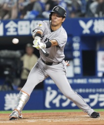 　８回巨人１死満塁、代打大城卓が勝ち越しの左犠飛を放つ＝横浜