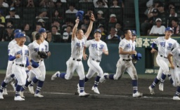 　市船橋に勝利し、駆け出す明豊ナイン＝甲子園