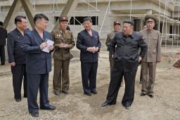 　建設現場を視察する北朝鮮の金正恩朝鮮労働党総書記（手前右）に同行するキム・ボクナム少将（右端）と素性不明の党幹部（左から２人目）＝６月、平壌の江東地区（朝鮮中央通信＝共同）