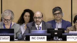 　全体会合で発言するバジャス議長（中央）＝９日（国連の中継より）