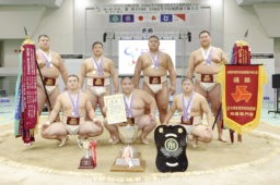 　相撲団体で優勝した鳥取城北の選手たち＝ヤマタスポーツパーク鳥取県民体育館
