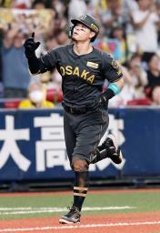 　３回、本塁打を放ちポーズをとる阪神・佐藤輝明＝京セラドーム