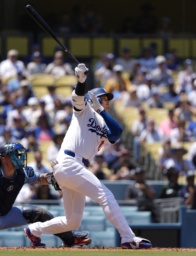 　ブルージェイズ戦の１回、先頭打者本塁打を放つドジャース・大谷＝ロサンゼルス（共同）