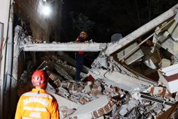 　倒壊したビルで救助活動をするレスキュー隊員＝１１日、トルコ・バルケシル県（ロイター＝共同）