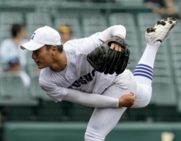 　日大山形戦で完投した県岐阜商・柴田＝甲子園