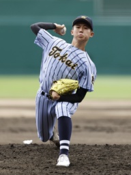 　北海戦に先発した東海大熊本星翔・水野＝甲子園