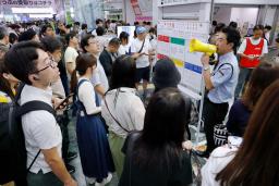 　山陽新幹線の一部区間で終日運転見合わせとなり、混雑するＪＲ博多駅で対応する駅員＝１０日午後