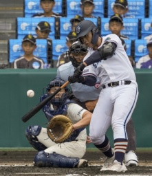 　高川学園―未来富山　２回表高川学園無死、遠矢が左越えに本塁打を放つ。捕手中込＝甲子園