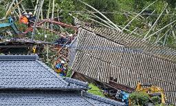 　住宅倒壊現場＝９日、鹿児島県姶良市