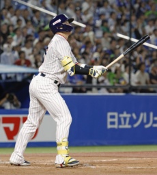 　３回ヤクルト無死、村上が右越えに２者連続本塁打を放つ＝神宮
