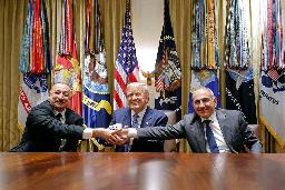 　８日、ワシントンで会談し手を合わせる（左から）アゼルバイジャンのアリエフ大統領、トランプ米大統領、アルメニアのパシニャン首相（アゼルバイジャン大統領府提供・共同）