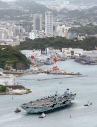 　米海軍横須賀基地に向かう英空母プリンス・オブ・ウェールズ＝１２日午前、神奈川県横須賀市（共同通信社ヘリから）