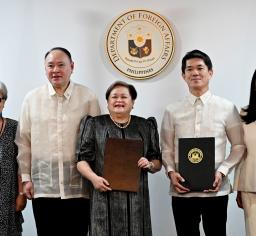 　自衛隊とフィリピン軍の相互往来を容易にする円滑化協定の文書交換式。（左から）テオドロ国防相、ラザロ外相、遠藤和也大使＝１２日、マニラ（共同）