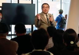 　大阪・関西万博の会場で講演する「救う会」の西岡力会長＝１２日午後、大阪市此花区の夢洲