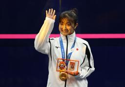 　ワールドゲームズのスカッシュ女子シングルスで優勝、表彰台に立つ渡辺聡美＝１２日、中国・成都（ロイター＝共同）