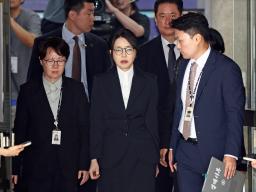 　１２日、逮捕状審査を終え、ソウル中央地裁を出る金建希氏（中央）（聯合＝共同）