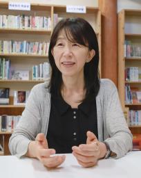 　「満蒙開拓平和記念館」事務局長の三沢亜紀さん＝４日、長野県阿智村