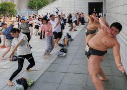 　「夏休み！！相撲健康体操」で、力士と体を動かす参加者＝６日、東京・両国国技館