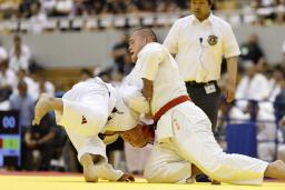 　男子団体３回戦で、東海大甲府・山口（左）を攻める埼玉栄・渡辺＝ジップアリーナ岡山