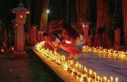 　高野山奥之院で行われた「ろうそくまつり」＝１３日夜、和歌山県高野町