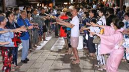 　岐阜県郡上市で始まった「郡上踊」の「徹夜おどり」＝１３日夜