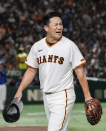 　５回を投げ終え、ベンチに戻る巨人・田中将＝東京ドーム