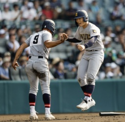 　仙台育英―開星　１回裏仙台育英１死二、三塁、川尻の右犠飛に守備の乱れが絡み三走田山（左）に続き二走土屋も生還＝甲子園