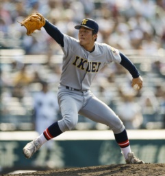 　開星戦の３回途中から２番手で登板した仙台育英・吉川＝甲子園