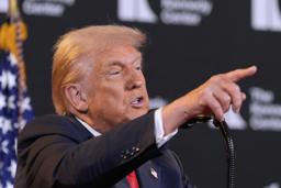 　１３日、ワシントンで発言するトランプ米大統領（ＡＰ＝共同）