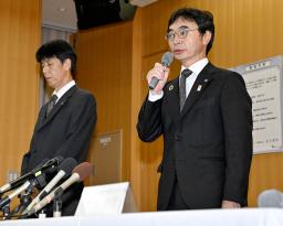 　記者会見する大阪メトロの堀元治交通事業本部長（右）＝１４日午前、大阪市西区