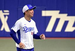 　ランニングで調整する中日・松葉＝バンテリンドーム