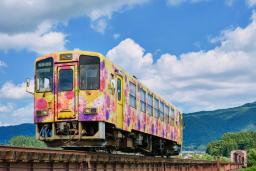 　山形県南部を走るローカル鉄道のフラワー長井線（長井市提供）