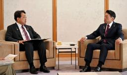 　福岡県庁で服部誠太郎知事（右）と面会する赤沢賃金向上相＝１４日午前