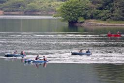 　５月、Ｔ４練習機が墜落した入鹿池で捜索する自衛隊員＝愛知県犬山市